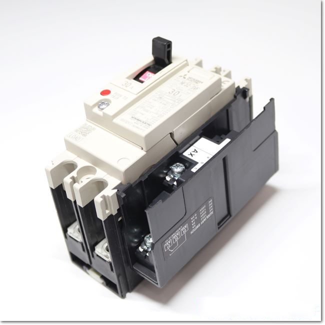 FA機器ドットコム / NF32-SVF 2P 30A ノーヒューズ遮断器 補助接点