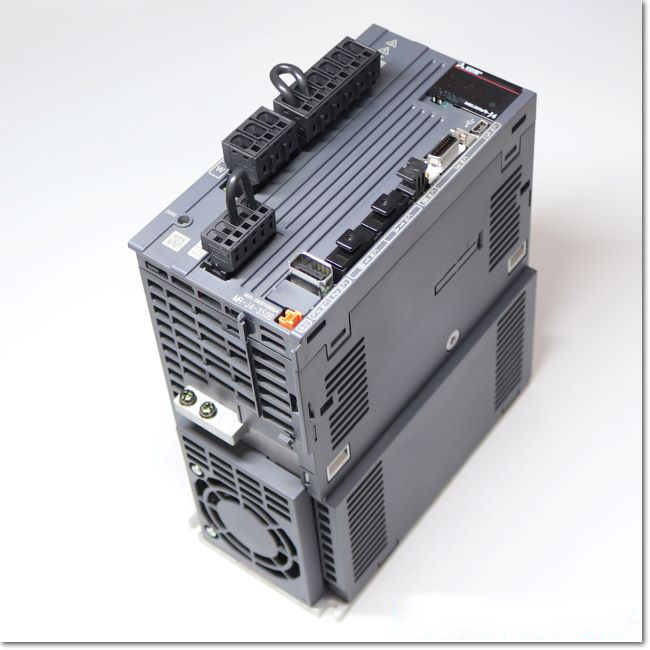 新品 MITSUBISHI/三菱電機/サーボアンプ/MR-J4-350B サーボアンプ 三菱