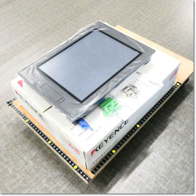 KEYENCE タッチパネル　未開封品２個 thumb_900466-1.jpg